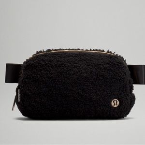 Lululemon BNWT sherpa black belt bag!!!